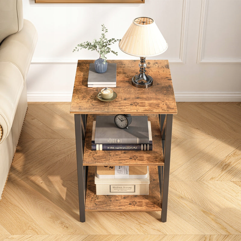 Table basse industrielle avec étagères – 40 x 40 x 60 cm, panneaux MDF aspect bois recyclé et pieds en métal.