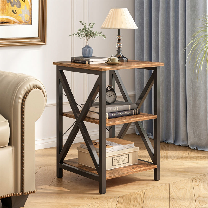Table basse industrielle avec étagères – 40 x 40 x 60 cm, panneaux MDF aspect bois recyclé et pieds en métal.